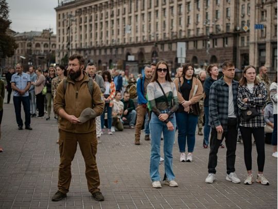 Завмерли люди та&nbsp;машини: загальнонаціональна хвилина пам'яті у&nbsp;Києві у&nbsp;День захисників та&nbsp;захисниць (вражаюче відео)