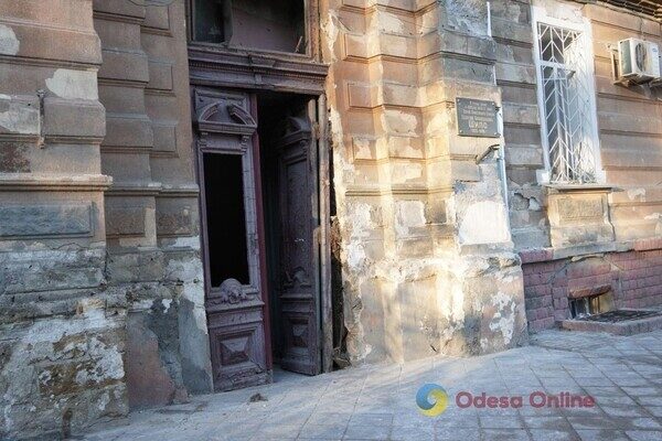 Пострадали более двух десятков авто и 20 домов: как выглядит центр Одессы после удара ракетами Пострадали более двух десятков авто и 20 домов: как выглядит центр Одессы после удара ракетами