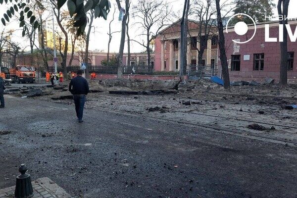 Пострадали более двух десятков авто и 20 домов: как выглядит центр Одессы после удара ракетами Пострадали более двух десятков авто и 20 домов: как выглядит центр Одессы после удара ракетами