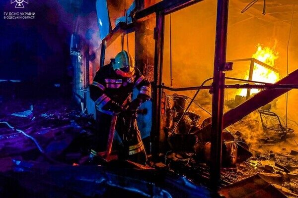 Пострадали более двух десятков авто и 20 домов: как выглядит центр Одессы после удара ракетами Пострадали более двух десятков авто и 20 домов: как выглядит центр Одессы после удара ракетами