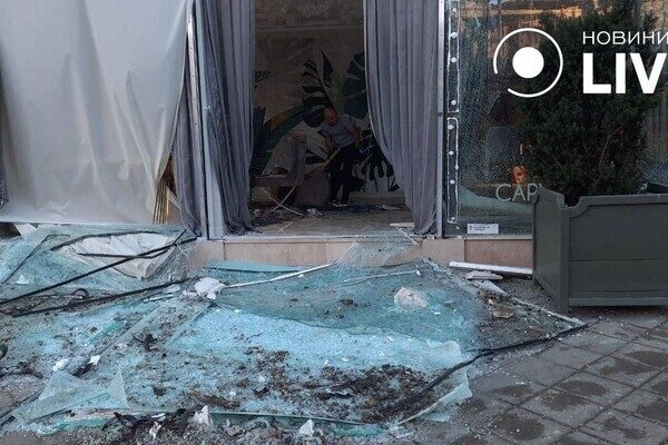 Пострадали более двух десятков авто и 20 домов: как выглядит центр Одессы после удара ракетами Пострадали более двух десятков авто и 20 домов: как выглядит центр Одессы после удара ракетами