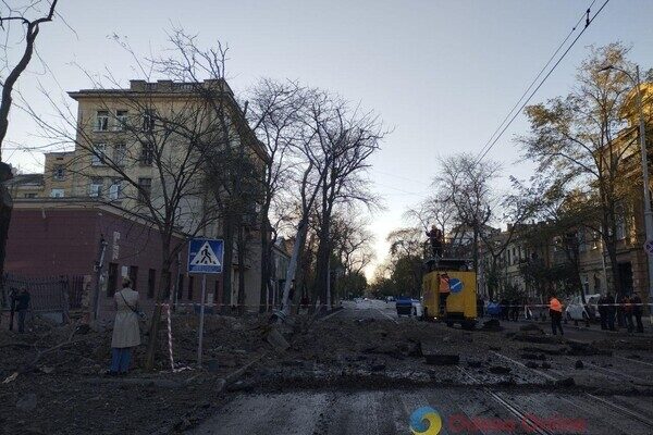Пострадали более двух десятков авто и 20 домов: как выглядит центр Одессы после удара ракетами Пострадали более двух десятков авто и 20 домов: как выглядит центр Одессы после удара ракетами