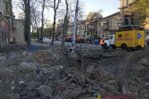 Пострадали более двух десятков авто и 20 домов: как выглядит центр Одессы после удара ракетами Пострадали более двух десятков авто и 20 домов: как выглядит центр Одессы после удара ракетами