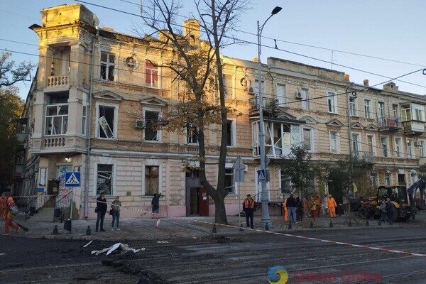 Пострадали более двух десятков авто и 20 домов: как выглядит центр Одессы после удара ракетами Пострадали более двух десятков авто и 20 домов: как выглядит центр Одессы после удара ракетами