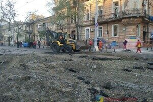 Пострадали более двух десятков авто и 20 домов: как выглядит центр Одессы после удара ракетами Пострадали более двух десятков авто и 20 домов: как выглядит центр Одессы после удара ракетами
