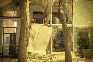 Пострадали более двух десятков авто и 20 домов: как выглядит центр Одессы после удара ракетами Пострадали более двух десятков авто и 20 домов: как выглядит центр Одессы после удара ракетами