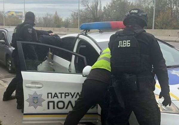 Получили 22 тысячи гривен от водителя: одесские патрульные попались на взятке