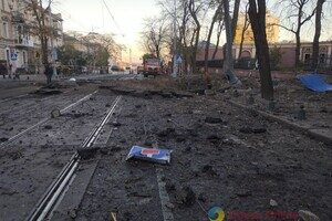 Пострадали более двух десятков авто и 20 домов: как выглядит центр Одессы после удара ракетами Пострадали более двух десятков авто и 20 домов: как выглядит центр Одессы после удара ракетами