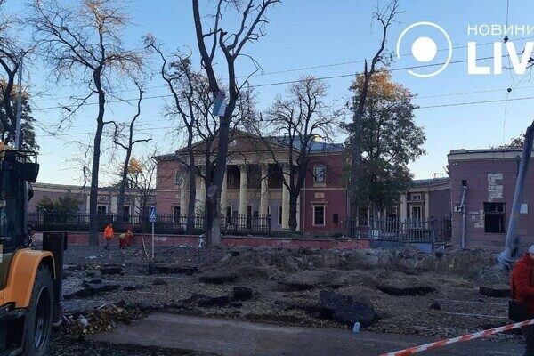 Пострадали более двух десятков авто и 20 домов: как выглядит центр Одессы после удара ракетами Пострадали более двух десятков авто и 20 домов: как выглядит центр Одессы после удара ракетами