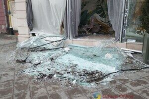 Пострадали более двух десятков авто и 20 домов: как выглядит центр Одессы после удара ракетами Пострадали более двух десятков авто и 20 домов: как выглядит центр Одессы после удара ракетами