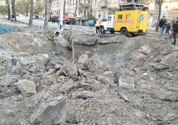 Пострадали более двух десятков авто и 20 домов: как выглядит центр Одессы после удара ракетами Пострадали более двух десятков авто и 20 домов: как выглядит центр Одессы после удара ракетами