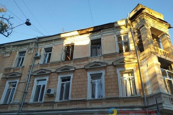 Пострадали более двух десятков авто и 20 домов: как выглядит центр Одессы после удара ракетами Пострадали более двух десятков авто и 20 домов: как выглядит центр Одессы после удара ракетами