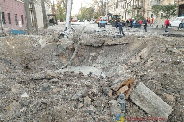 Пострадали более двух десятков авто и 20 домов: как выглядит центр Одессы после удара ракетами Пострадали более двух десятков авто и 20 домов: как выглядит центр Одессы после удара ракетами
