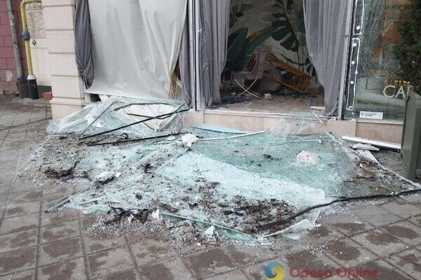 Пострадали более двух десятков авто и 20 домов: как выглядит центр Одессы после удара ракетами Пострадали более двух десятков авто и 20 домов: как выглядит центр Одессы после удара ракетами