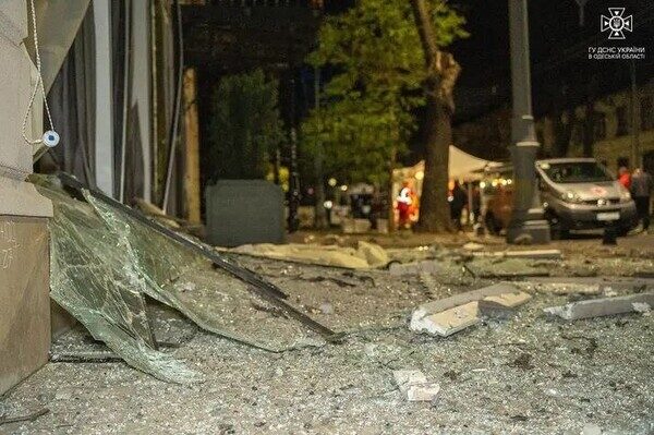 Пострадали более двух десятков авто и 20 домов: как выглядит центр Одессы после удара ракетами Пострадали более двух десятков авто и 20 домов: как выглядит центр Одессы после удара ракетами