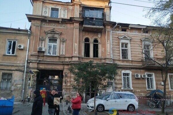 Пострадали более двух десятков авто и 20 домов: как выглядит центр Одессы после удара ракетами Пострадали более двух десятков авто и 20 домов: как выглядит центр Одессы после удара ракетами