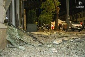 Пострадали более двух десятков авто и 20 домов: как выглядит центр Одессы после удара ракетами Пострадали более двух десятков авто и 20 домов: как выглядит центр Одессы после удара ракетами
