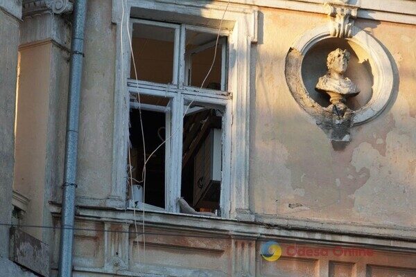 Пострадали более двух десятков авто и 20 домов: как выглядит центр Одессы после удара ракетами Пострадали более двух десятков авто и 20 домов: как выглядит центр Одессы после удара ракетами