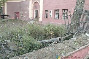Пострадали более двух десятков авто и 20 домов: как выглядит центр Одессы после удара ракетами Пострадали более двух десятков авто и 20 домов: как выглядит центр Одессы после удара ракетами
