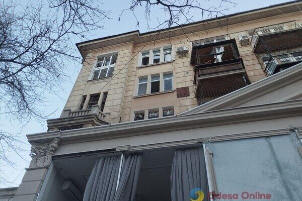 Пострадали более двух десятков авто и 20 домов: как выглядит центр Одессы после удара ракетами Пострадали более двух десятков авто и 20 домов: как выглядит центр Одессы после удара ракетами
