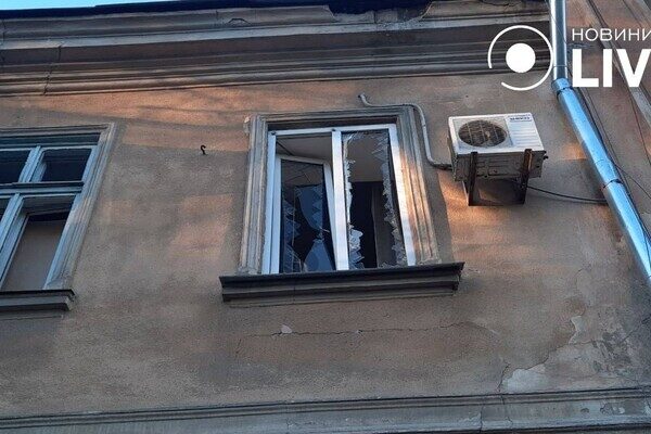 Пострадали более двух десятков авто и 20 домов: как выглядит центр Одессы после удара ракетами Пострадали более двух десятков авто и 20 домов: как выглядит центр Одессы после удара ракетами