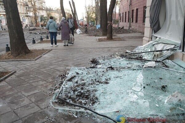 Пострадали более двух десятков авто и 20 домов: как выглядит центр Одессы после удара ракетами Пострадали более двух десятков авто и 20 домов: как выглядит центр Одессы после удара ракетами