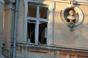 Пострадали более двух десятков авто и 20 домов: как выглядит центр Одессы после удара ракетами Пострадали более двух десятков авто и 20 домов: как выглядит центр Одессы после удара ракетами