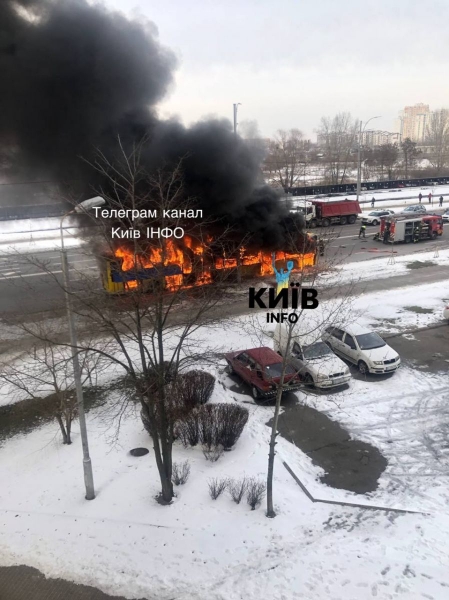 У Києві на маршруті повністю згорів тролейбус, підозрюють підпал (фото, відео)