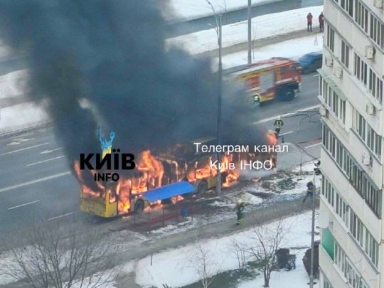 У Києві на маршруті повністю згорів тролейбус, підозрюють підпал (фото, відео)
