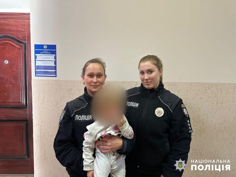 Заради збільшення підписників акаунту: в&nbsp;Одесі тітка в&nbsp;прямому ефірі в&nbsp;соцмережі накачувала алкоголем свою дворічну племінницю