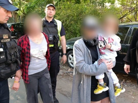 Заради збільшення підписників акаунту: в&nbsp;Одесі тітка в&nbsp;прямому ефірі в&nbsp;соцмережі накачувала алкоголем свою дворічну племінницю