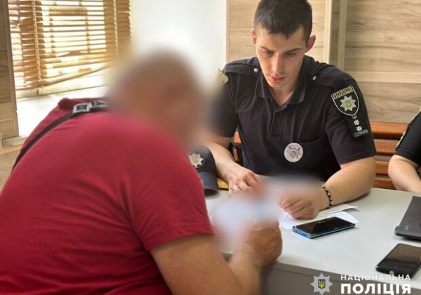 В центре Одессы двое иностранцев устроили драку с таксистом: мужчина отказался вести их бесплатно