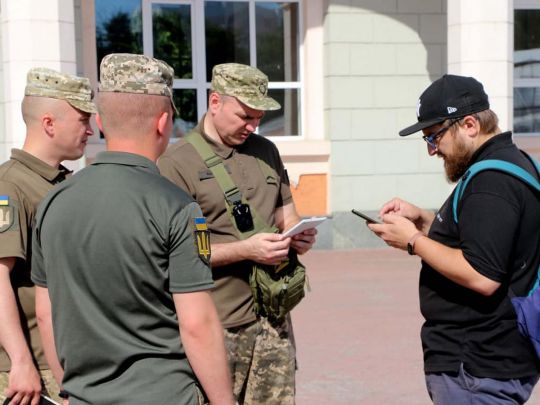 Вручення повістки на вулиці: у ТЦК пояснили, чи можна відмовитися від перевірки