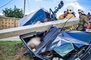 В Одесском районе автомобиль сбил столб: несколько человек получили травмы