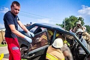 В Одесском районе автомобиль сбил столб: несколько человек получили травмы