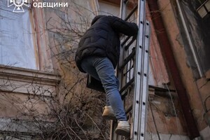 В Одессе обрушилась часть дома, который пострадал после обстрела