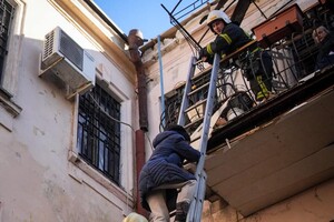 В Одессе обрушилась часть дома, который пострадал после обстрела