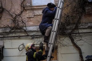 В Одессе обрушилась часть дома, который пострадал после обстрела