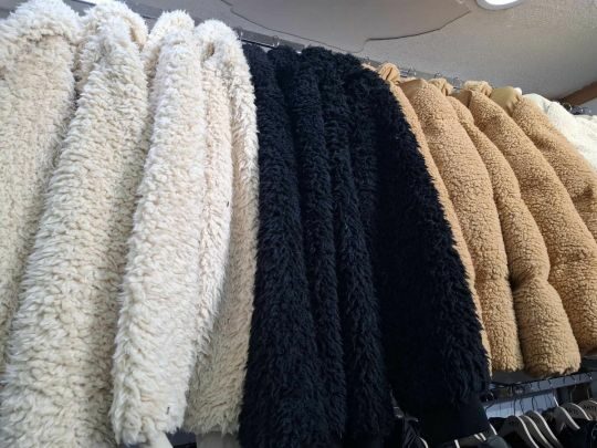 Модні куртки з&nbsp;екохутра: як&nbsp;вибрати колір і&nbsp;з&nbsp;чим поєднувати
