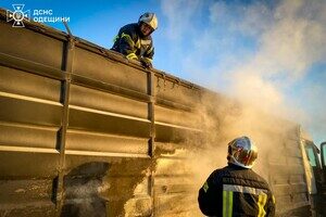 На трассе Одесса &ndash; Киев загорелся грузовик с зерном
