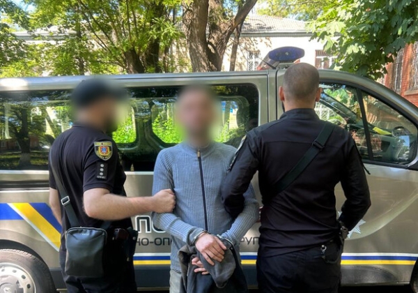 В Одессе мужчина в маршрутке ударил пассажира ножом и распылил ему в лицо газ: подробности инцидента