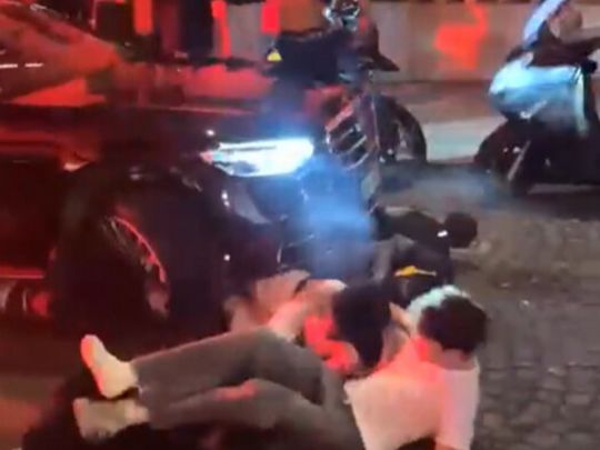 Фанати «ПСЖ» спалили авто, яке в'їхало у натовп після виходу команди до фіналу Ліги чемпіонів (відео)