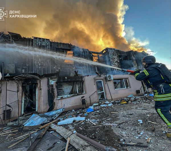 Окупанти завдали масованого удару по прифронтовому селищу на Харківщині: сталася масштабна пожежа