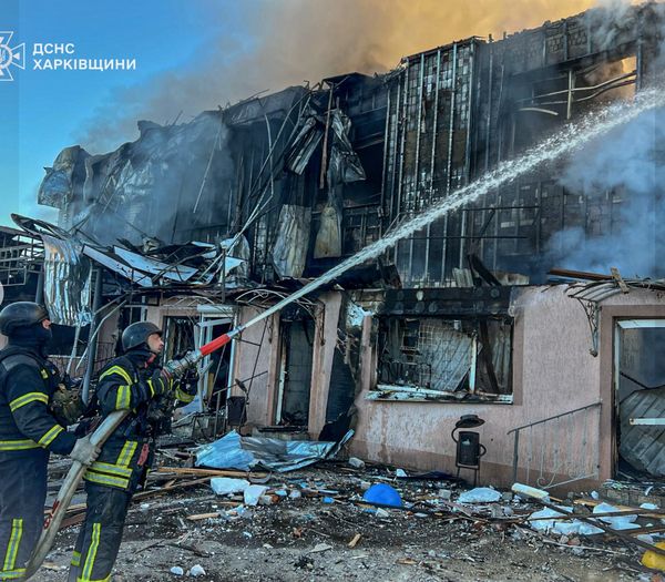 Окупанти завдали масованого удару по прифронтовому селищу на Харківщині: сталася масштабна пожежа