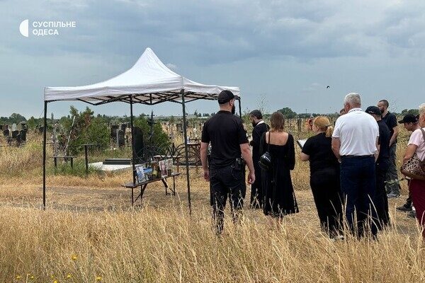 В Одессе похоронили семью, погибшую в результате иранского ракетного удара по Израилю В Одессе похоронили семью, погибшую в результате иранского ракетного удара по Израилю