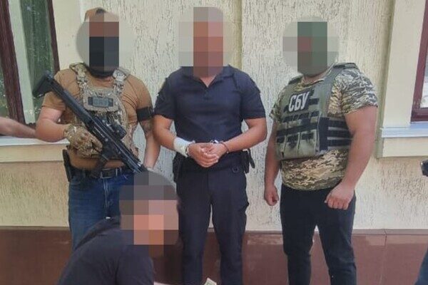 Семь тысяч долларов за избежание службы: в Одесской области разоблачили правоохранителей и чиновника ТЦК