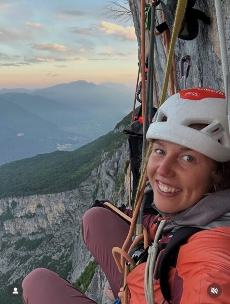Не&nbsp;відомо, чи&nbsp;жива: дворазову олімпійську чемпіонку з&nbsp;біатлону другу добу шукають у&nbsp;горах Пакистану (фото)