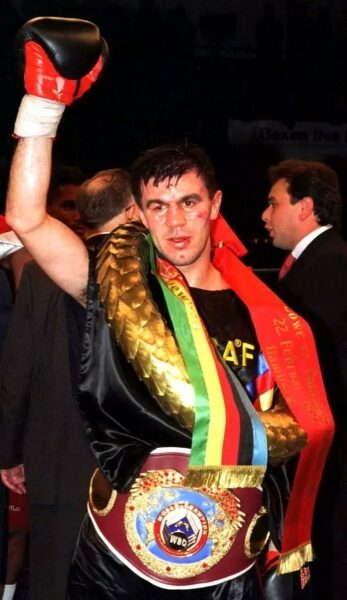 Помер непереможний чемпіон світу з&nbsp;боксу, який став знаменитим автогонщиком (фото, відео)