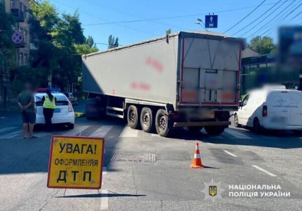 В Одессе под колесами фуры погибла женщина: подробности аварии