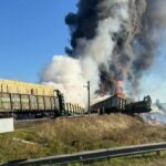 Вантажівка проти поїзда: у росії з рейок злетіли вагони з бензином — горять тонни пального (фото, відео)